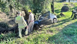 Condutor de carro carregado com cigarros sofre acidente após fugir do BPFron na PR-483