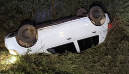 Bombeiros atendem capotamento de veículo em Passos Maia