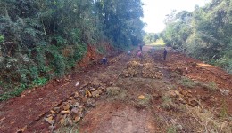 Obras de calçamento são retomadas na Linha Nova Riqueza