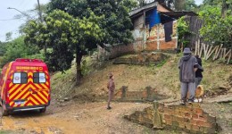 Família morre soterrada após barranco desabar sobre casa durante temporal
