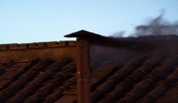 Sai primeira fumaça do conclave; saiba quando serão as próximas votações