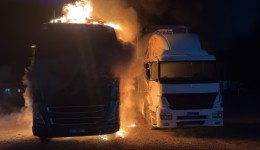 Incêndio destrói cabines de duas carretas estacionadas em Videira