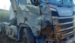 Caminhões batem em trecho de três faixas na PR-280