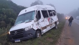 Colisão entre micro-ônibus e van deixa feridos na BR-470