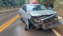 Motorista perde controle, sai da pista e colide contra barranco na BR-282