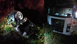 Motorista fica inconsciente após capotamento de carro em acidente com caminhão na BR-282