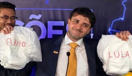 Renan Santos leva fraldas a debate para ironizar ausências de Lula e Flávio Bolsonaro