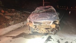 Mulher perde controle da direção e capota veículo