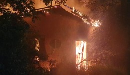 Incêndio destrói residência em São Carlos; Bombeiros utilizam 8 mil litros de água para combater chamas