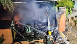 Incêndio destrói casa de madeira e mobiliza bombeiros no Oeste de SC