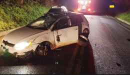 Carro sai da pista e capota na SC-155 e duas pessoas ficam feridas