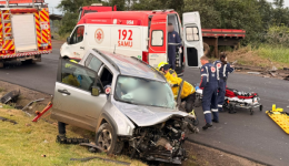 Mulher fica ferida após colisão entre carro e caminhão na BR-163