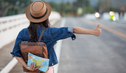 Campanha oferece desconto em hospedagem para mulheres que viajam sozinha