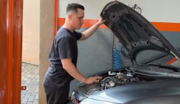 Mecânico paranaense que perdeu a visão na infância usa tato, audição e tecnologia para consertar carros