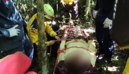 Operação de resgate mobiliza nove bombeiros após homem sofrer fratura em trilha às margens do Rio Chapecozinho