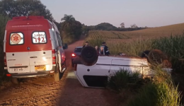 Homem sofre ferimentos em capotamento de veículo