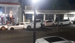 Motorista embriagada provoca acidente com cinco veículos e tenta agredir outra mulher com facão