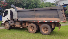 Caminhão colide contra muro na BR-282 e motorista é encaminhado ao hospital