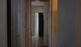 Moradores acionam a polícia após criança sozinha em apartamento gritar por socorro em Chapecó