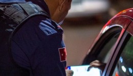 Motorista é preso após oferecer dinheiro a policiais para evitar teste do bafômetro