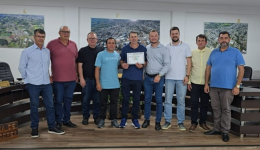 Professor Hilário recebe moção de reconhecimento por 38 anos de dedicação à educação
