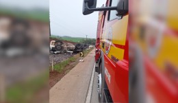 Acidente deixa motorista ferido após capotamento
