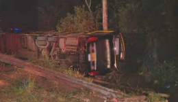 Mulher morre e outras 11 pessoas ficam feridas após ônibus tombar na BR-290, no RS