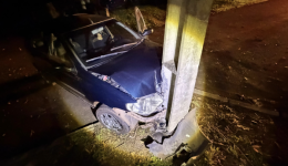 Venezuelano embriagado e sem CNH, bate carro em poste