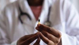 Julho Amarelo: SUS oferece vacina e tratamento contra hepatites virais