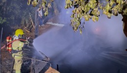 Casa de madeira é completamente destruída por incêndio