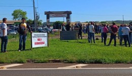 Produtores de leite fazem protesto na região