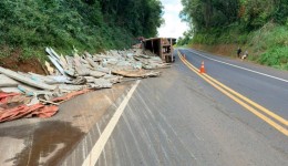 Tombamento de carreta mobiliza equipes na BR-373 em Coronel Vivida