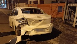 Motorista bate em carro de aplicativo estacionado, foge e deixa prejuízo ao trabalhador