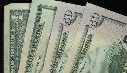 Dólar cai a R$ 4,98 e acumula perda de 4,44% na semana