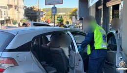 Idosos são socorridos após carro atingir fachada de prédio no centro