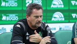 Chapecoense anuncia demissão do técnico Fábio Matias