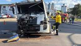Carreta avança sinal e causa colisão com caminhão