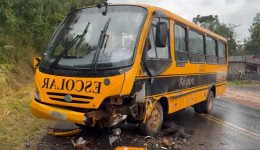 Acidente entre micro-ônibus escolar e caminhonete é registrado na PR-481