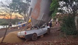 Carro sai da pista, bate em silo e estrutura com 10 toneladas de grãos desaba