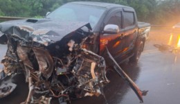Acidente envolveu uma Toyota Hilux e um caminhão VW; apesar dos danos de grande monta, ninguém ficou ferido