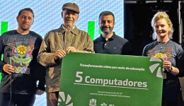 Sicredi Fronteiras doa computadores para a APAE