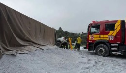 Grave acidente com caminhão de cimento interdita totalmente a BR-282