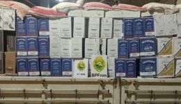 Carreta carregada com vinhos, papel seda e ração é apreendida em ação conjunta na fronteira
