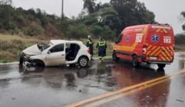 Motoristas ficam presos nas ferragens em acidente envolvendo três veículos no Oeste de SC