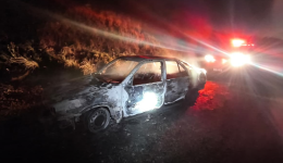 Fiat Tempra abandonado é destruído por incêndio em estrada