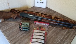 Arma de fogo é apreendida e duas pessoas são encaminhadas após denúncia em bar