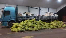 PM apreende caminhão com carga de produtos argentinos