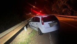 Motorista bate em guard rail para evitar colisão em moto e acaba sendo agredido
