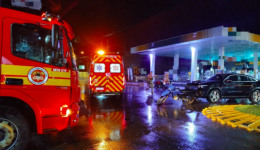 Colisão entre carro e motocicleta deixa jovem ferida