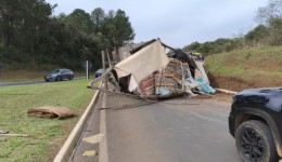 Carreta tomba na BR-282 e deixa motorista ferido em Vargeão